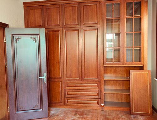 三明中式家庭装修里定制的实木衣柜效果图